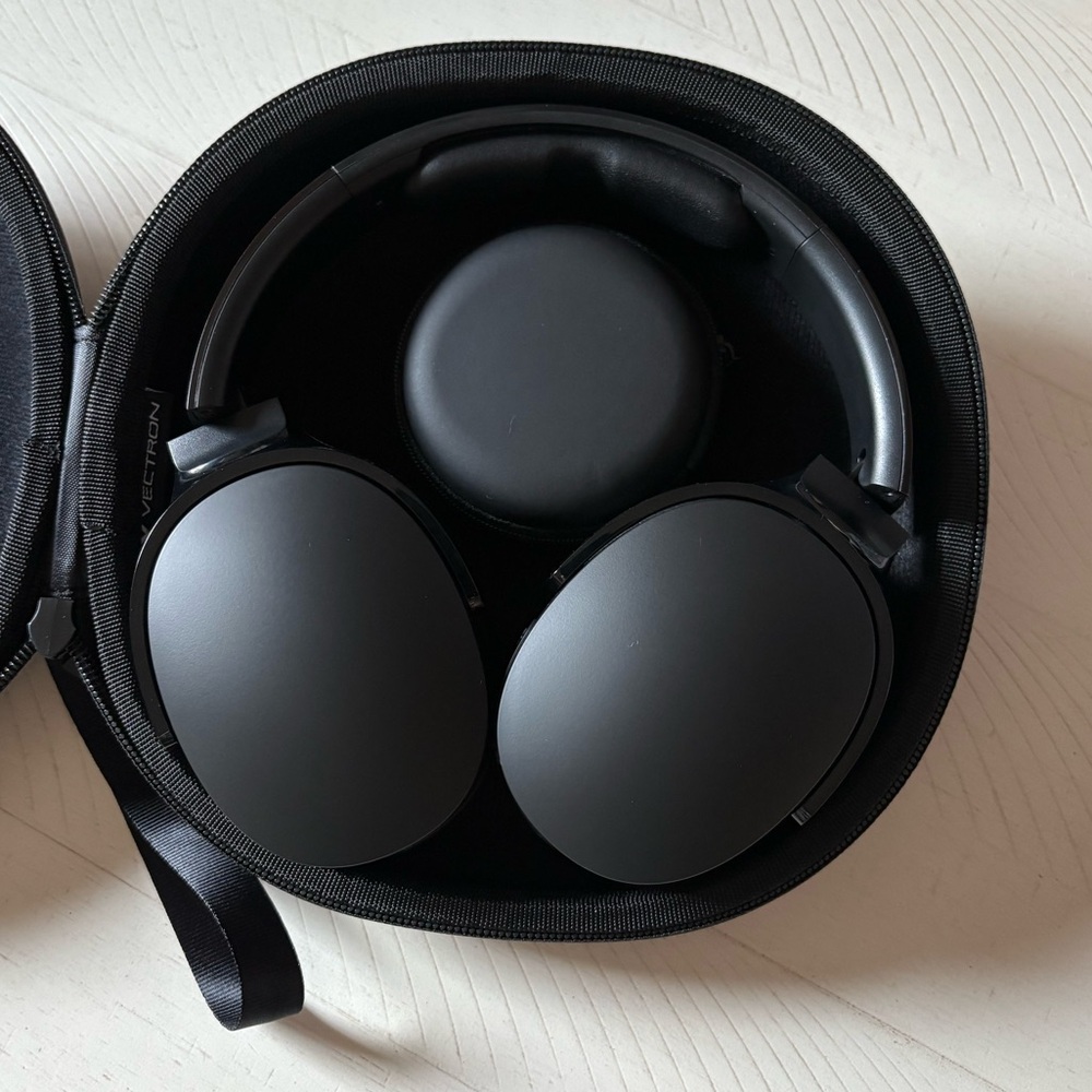 Skullcandy Black Wireless Over-Ear Headphones - Picture 5 of 5